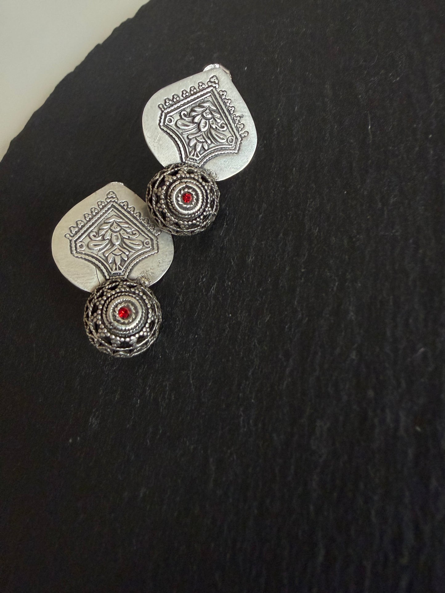 Kempu stone studs