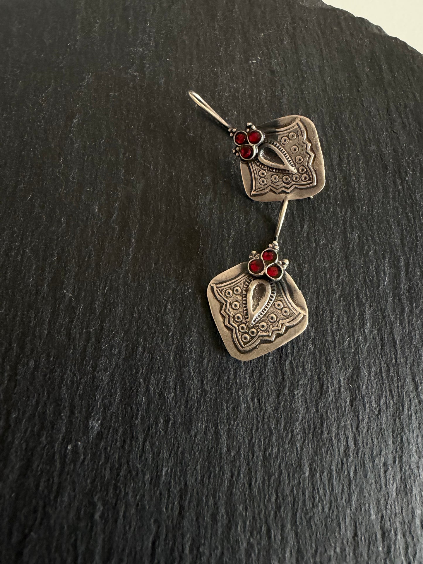 Kempu stone hooks
