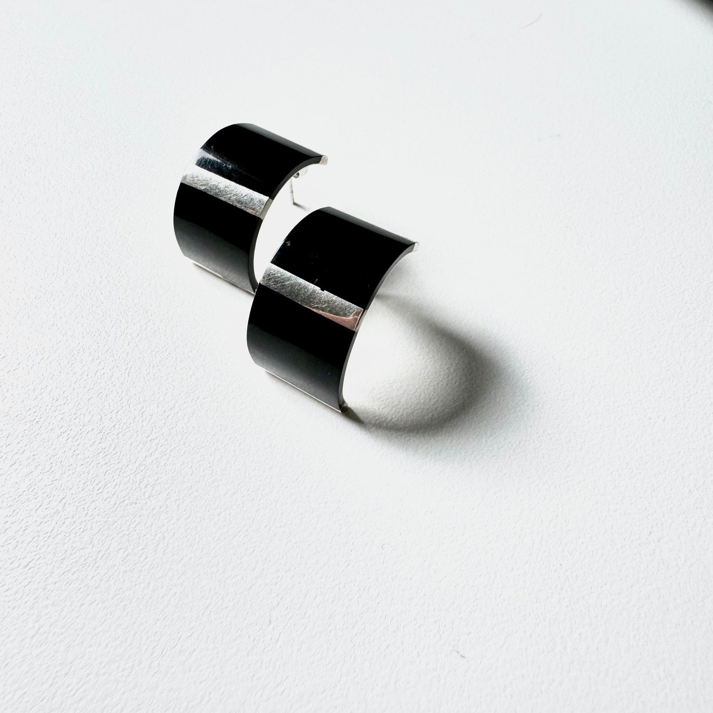 Kelingking ~ Shell Hook Earrings(Black)