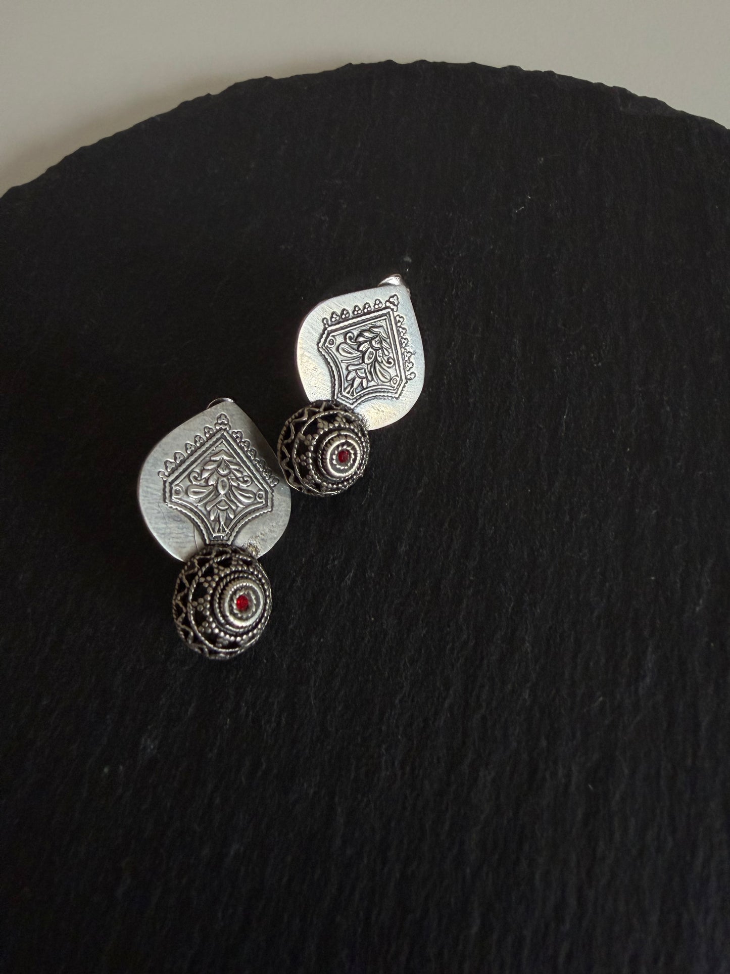 Kempu stone studs