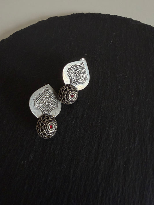 Kempu stone studs
