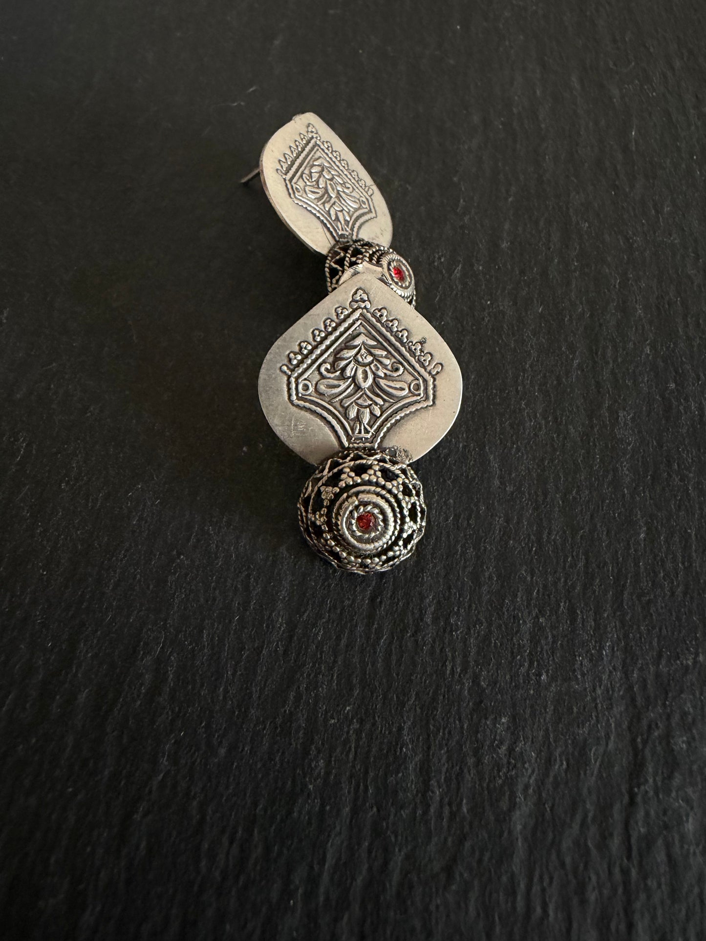 Kempu stone studs